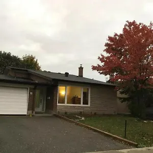 Private 5 Min Finch West Subway - York Guest house