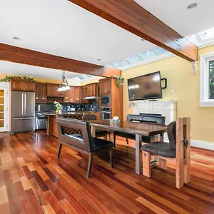 https://charming-retreat-on-cypress-street-your-home-away-from-home.vancouver-hotels-bc.net